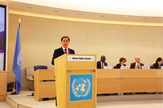 Министр иностранных дел Буй Тхань Шон выступает на 55-й сессии Совета ООН по правам человека. Фото: МИД СРВ