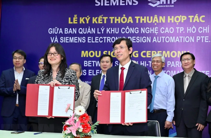 Представители Парка высоких технологий Хошимина и компании Siemens на церемонии подписания Меморандума о взаимопонимании в сотрудничестве в области подготовки кадров в сфере производства полупроводников. Фото: ВИА