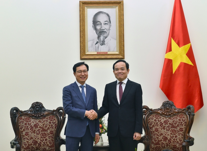 Вице-премьер СРВ Чан Лыу Куанг и генеральный директор Samsung Чхве Джу Хо.  Фото: Хай Минь / VGP
