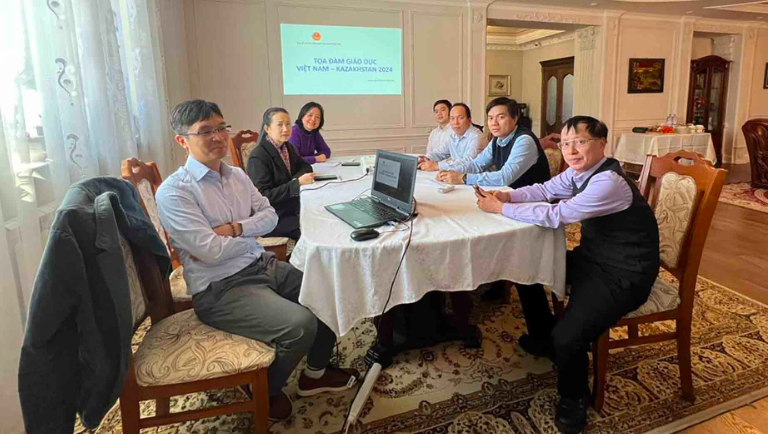 Делегаты на круглом столе на тему «Вьетнамско-казахстанское сотрудничество в сфере образования 2024 года». Фото: Чу Ан / Baoquocte