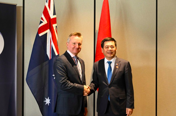 министр промышленности и торговли СРВ Нгуен Хонг Зиен провел рабочую встречу с министром иностранных дел и министром по изменению климата и энергетике Австралии Крисом Боуэном