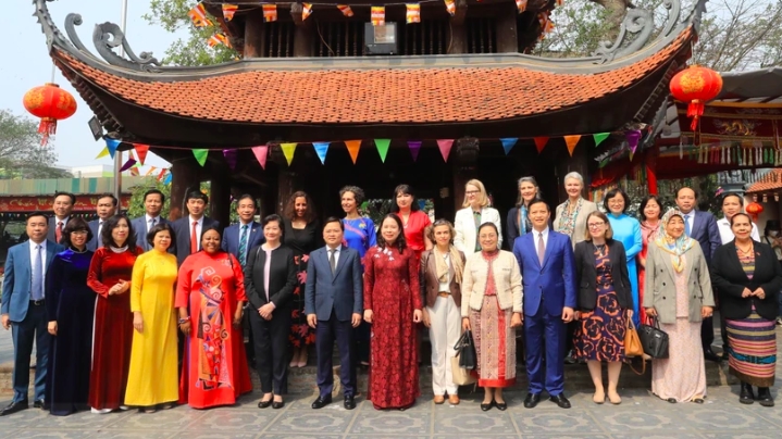 Вице-президент Вьетнама встретился с женщинами-послами и руководителями международных организаций