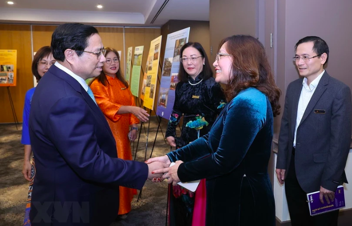Премьер-министр СРВ Фам Минь Тинь на встрече с представителями Ассоциации вьетнамских интеллектуалов и экспертов в Австралии (VASEA). Фото: Зыонг Занг / ВИА