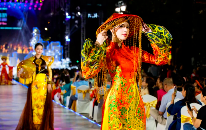 В 10-й Фестиваль аозай в Хошимине 2024 года принимает участие множество красавиц, участвовавших на международных конкурсах красоты. Фото: Вьетнам+