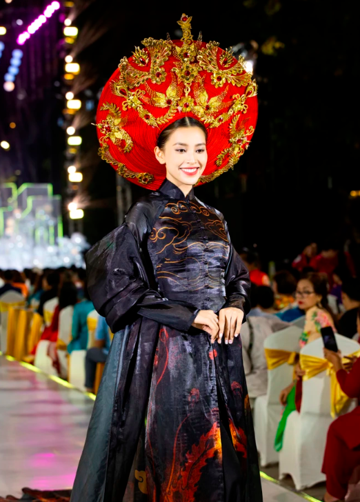 Мисс Чан Тиеу Ви представляет уникальную коллекцию аозай под названием «Цвета и аромат Вьетнама». Фото: Вьетнам+
