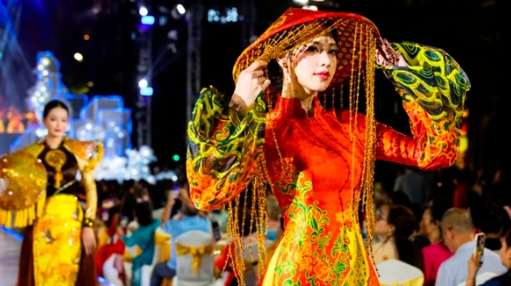 Показ коллекции платьев аозай представительницами Вьетнама на международных конкурсах красоты