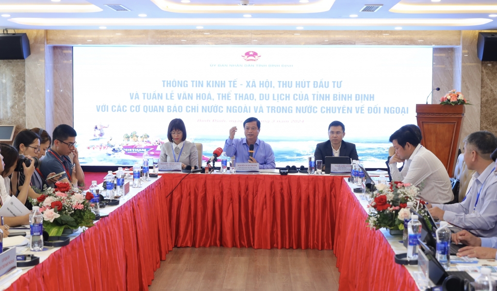 Постоянный заместитель председателя Народного комитета провинции Биньдинь Нгуен Туан Тхань (в центре) выступает на мероприятии. Фото: Тхай Тхинь