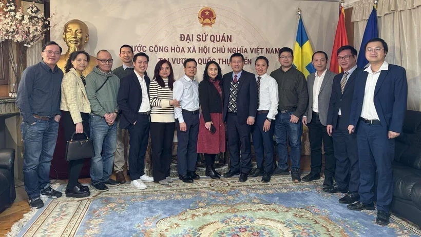 Посол Вьетнама в Швеции Чан Ван Туан и вьетнамские зарубежные интеллектуалы в Швеции на мероприятии. Фото: ВИА