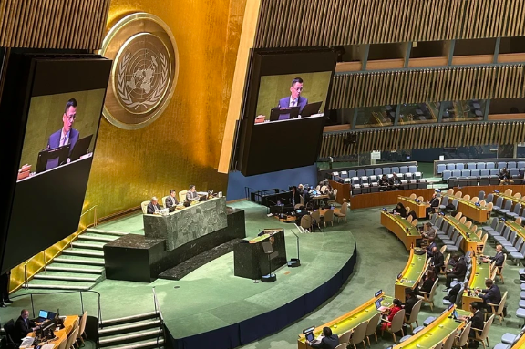 Посол Данг Хоанг Занг будет председательствовать в сессии Генеральной Ассамблеи ООН по принятию резолюции с просьбой к Международному суду предоставить консультативные заключения по вопросу изменения климата. Фото: Тхань Туан / ВИА