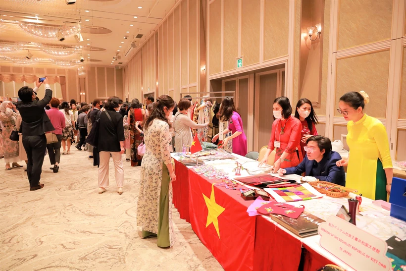 Ассоциация женщин посольства Вьетнама в Японии участвует в благотворительной ярмарке. Фото: Дык Тхинь / ВИА