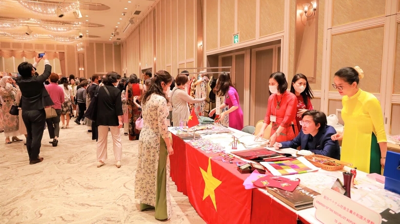 Ассоциация женщин посольства Вьетнама в Японии участвует в благотворительной ярмарке