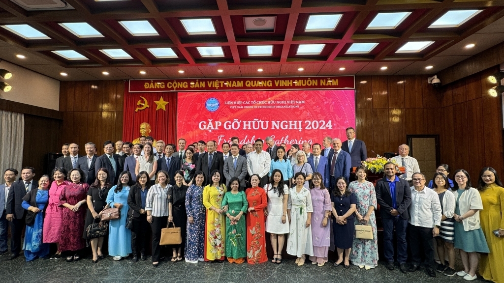 Развитие дружбы между вьетнамским народом и международным сообществом