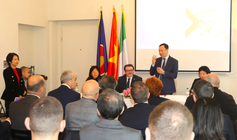 Посол Вьетнама в Италии Зыонг Хай Хынг выступает на встрече. Фото: Зыонг Хоа / ВИА