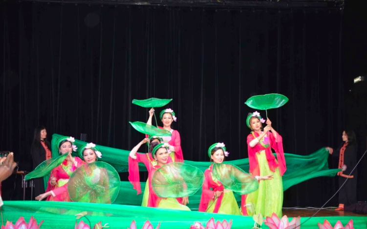 Выступление «Танец лотоса» (Lotus Dance) группы Tam Duyen. Фото: ВИА