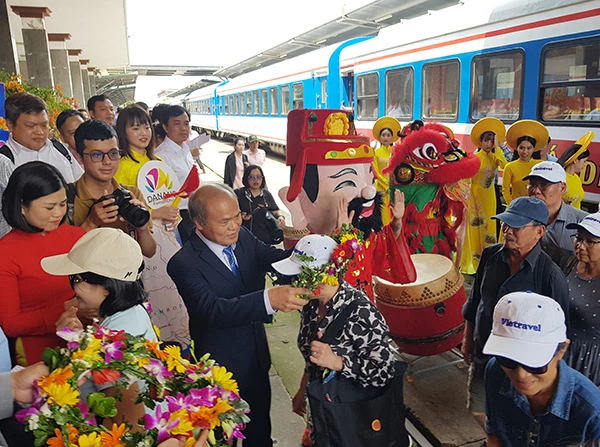 Вручение цветов туристам в поезде «Соединение наследий Центрального района страны» в Дананг 26 марта. Фото: doanhnghiepvn.vn