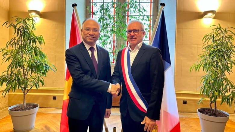 Французский город Невер укрепляет сотрудничество с вьетнамскими населенными пунктами