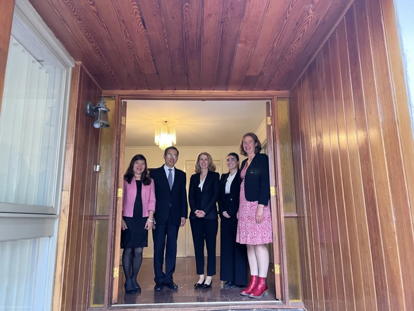 Посол Вьетнама в Австралии Фам Хунг Там на встрече с Карен Сандеркок, директором Департамента международного сотрудничества Министерства образования Австралии. Фото: ВИА