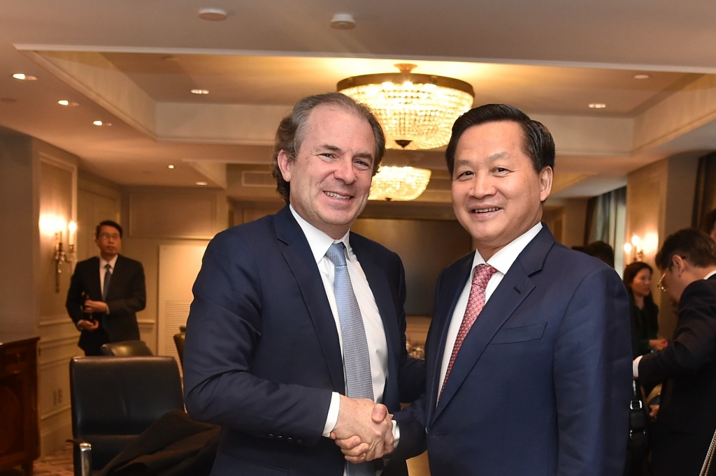 Вице-премьер Вьетнама Ле Минь Кхай и генеральный директор компании Rosen Partner. Фото: Чан Мань