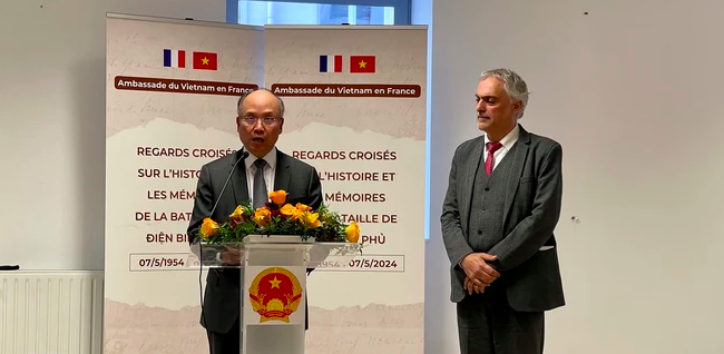 Посол Вьетнама в Франции Динь Тоан Тханг выступает на круглом столе на тему «История и воспоминания о кампании Дьенбьенфу». Фото: Тху Ха / Вьетнам+