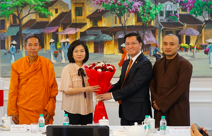 Посол Вьетнама в Индии Нгуен Тхань Хай вручает цветы Нгуен Хуинь Кхань Линь с поздравлением с ее переизбранием на пост председателя Ассоциации вьетнамцев в Индии на срок 2024-2027 годов. Фото: ВИА