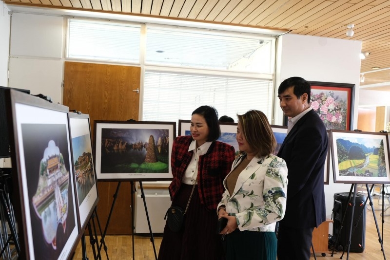 Выставка картин объектов Вьетнама, входящих в список всемирного наследия, признанных ЮНЕСКО. Фото: Посольство Вьетнама в Финляндии