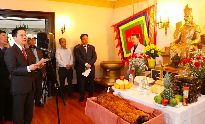 Посол Вьетнама в Канаде Фам Винь Куанг проводит церемонию. Фото: Чунг Зунг / ВИА
