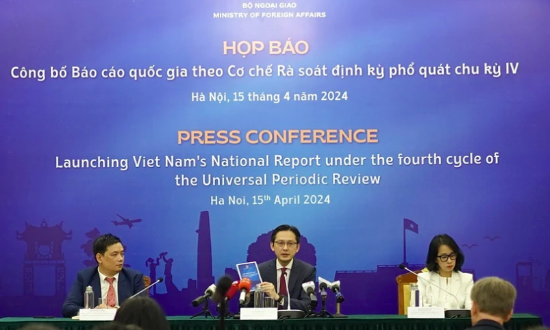 Заместитель министра иностранных дел СРВ До Хунг Вьет выступает на пресс-конференции. Фото: Куинь Ань / ВИА