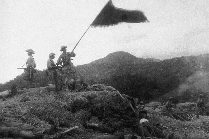 Вьетнамские войска гордо развевают знамя победы на захваченной позиции Химлам в ходе начальной битвы при Дьенбьенфу, 13 марта 1954 года. Фото: Архив ВИА