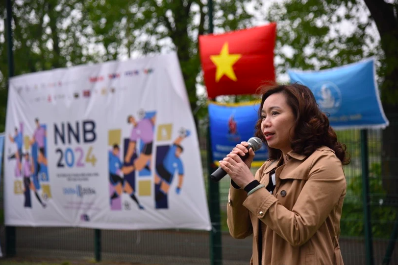 Советник-посланник посольства Вьетнама во Франции Фам Тхи Ким Йен выступает на мероприятии. Фото: ВИА