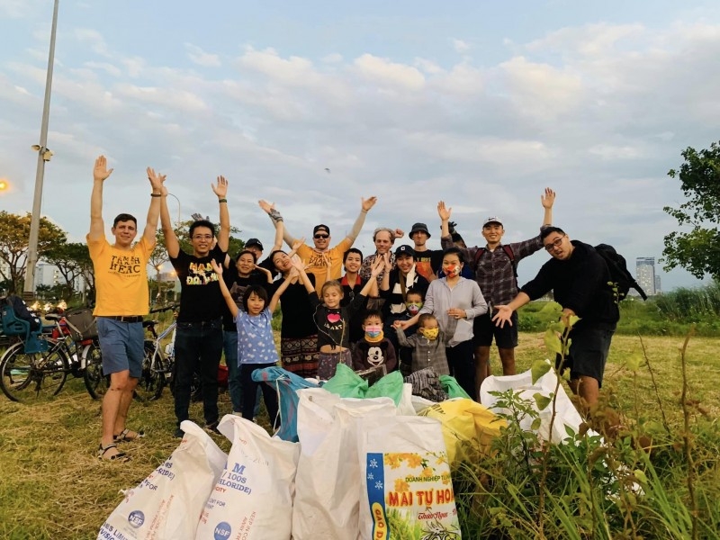 Каждую субботу участники-волонтеры «Trash Hero Da Nang» собирают мусор на пляже. Фото: Trash Hero Da Nang