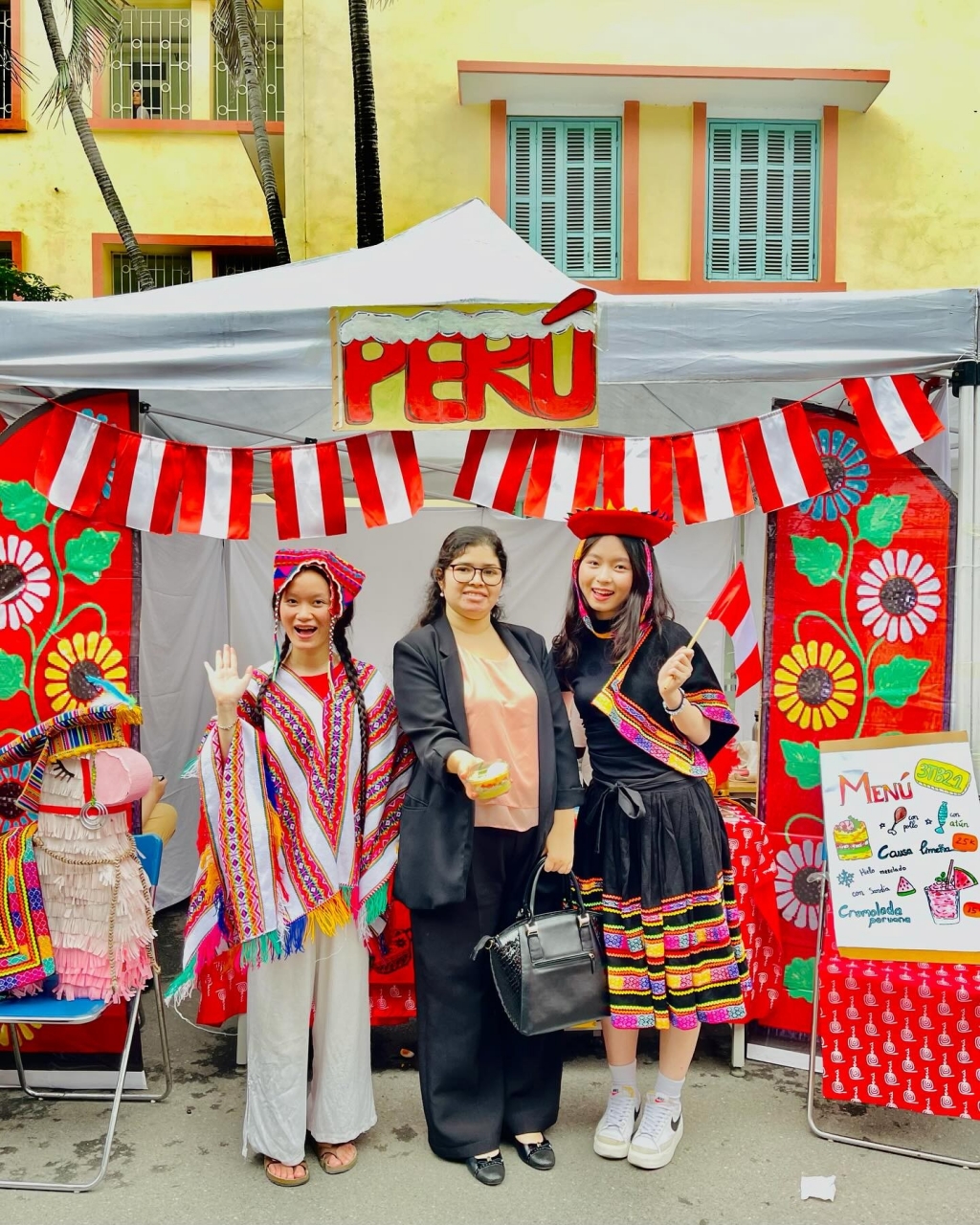Стенд Республики Перу на Неделе культуры испаноязычных стран 2024 года в Ханойском университете. Фото: Hanu.vn