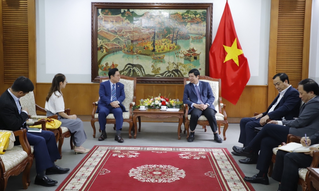 Заместитель министра Хо Ан Фонг (справа) встречается с послом Вьетнама по туризму в Корее Ли Сыонг Каном. Фото: bvhttdl.gov.vn