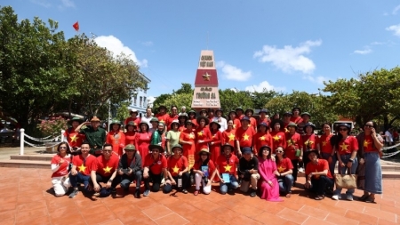 70 зарубежных вьетнамцев посетили архипелаг Чыонгша и буровую установку DK-I