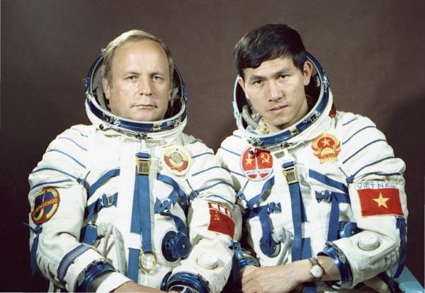 Экипаж КК «Союз-37» Слева направо: Виктор Горбатко и Фам Туан Фото с сайта SPACEFACTS