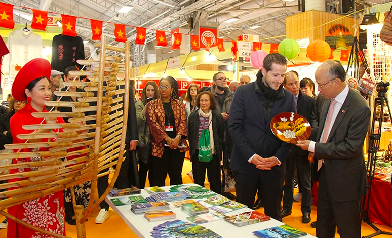 Посол Вьетнама во Франции Динь Тоан Тханг и директор Парижской ярмарки Стивен Абаджоли на Парижской ярмарке. Фото: Кхай Хоан