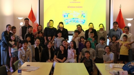 Открытие класса вьетнамского языка для детей вьетнамской общины в Дании