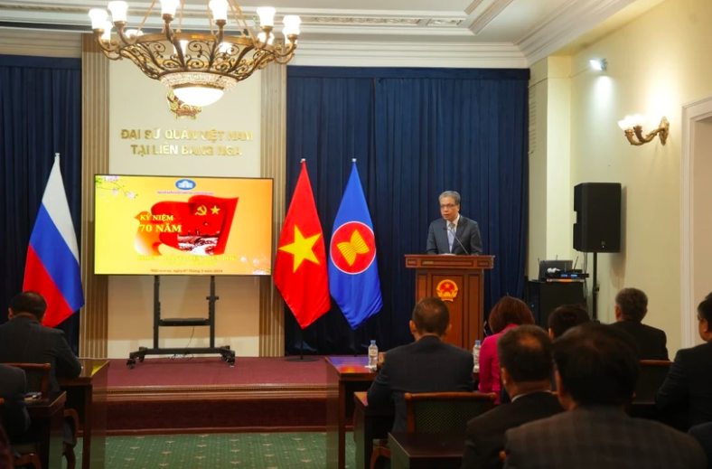 Чрезвычайный и Полномочный Посол Вьетнама в Российской Федерации Данг Минь Кхой выступает на мероприятии. Фото: Зюй Чинь / ВИА