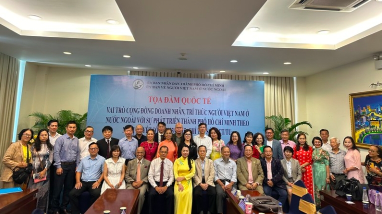 Продвижение участия зарубежных вьетнамских бизнесменов и интеллектуалов в развитии города Хошимина
