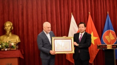 Вручение Медали Дружбы председателю парламентской группы польско-вьетнамской дружбы