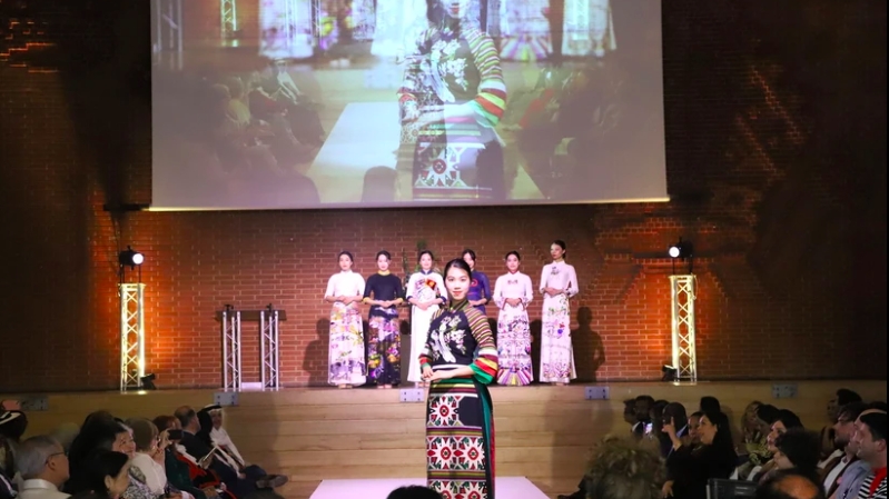 Вьетнамское платье аозай представлено на показе мод в Лондоне