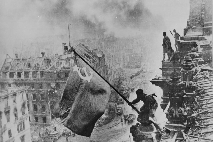 16 апреля 1945 года Советская Красная Армия начала Берлинскую наступательную операцию — штурм последнего оплота нацистской Германии. К полудню 30 апреля здание Рейхстага было взято, а над ним водружено Знамя Победы. Фото: Международный архив/ВИА