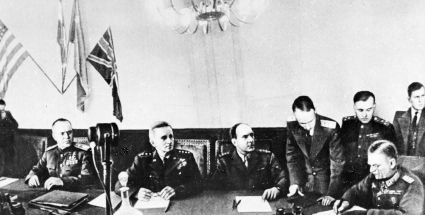 В ночь на 9 мая 1945 года (по московскому времени) в пригороде Берлина нацистская Германия подписала Акт о безоговорочной капитуляции перед Советским Союзом и его союзниками, что положило конец войне в Европе. Фото: Международный архив/ВИА