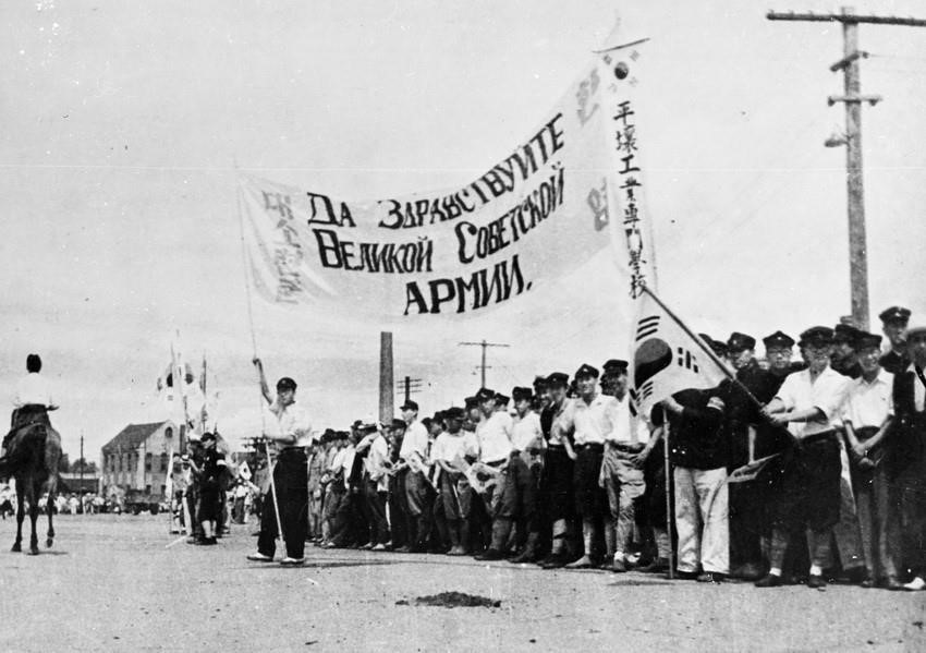 В ночь на 9 августа 1945 года Советская Красная Армия начала наступление на Квантунскую армию Японии в Маньчжурии (Китай). В ходе операции было разгромлено свыше миллиона японских солдат, освобождены Северо-Восточный Китай и Северная Корея, уничтожена военно-экономическая база Японии на материке — плацдарм её агрессии, что ускорило окончание Второй мировой войны в Азиатско-Тихоокеанском регионе. Фото: Международный архив/ВИА