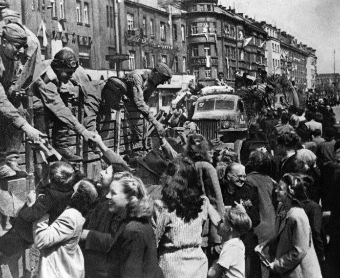 Жители Праги приветствуют солдат Красной Армии в День освобождения. Фото: Международный архив/ВИА