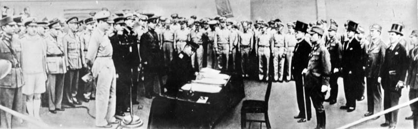 2 сентября 1945 года на борту линкора ВМС США «Миссури» министр иностранных дел Японии Мамору Сигэмицу подписал Акт о безоговорочной капитуляции Японии перед Советским Союзом и союзниками, что официально ознаменовало завершение Второй мировой войны. Фото: Международный архив/ВИА
