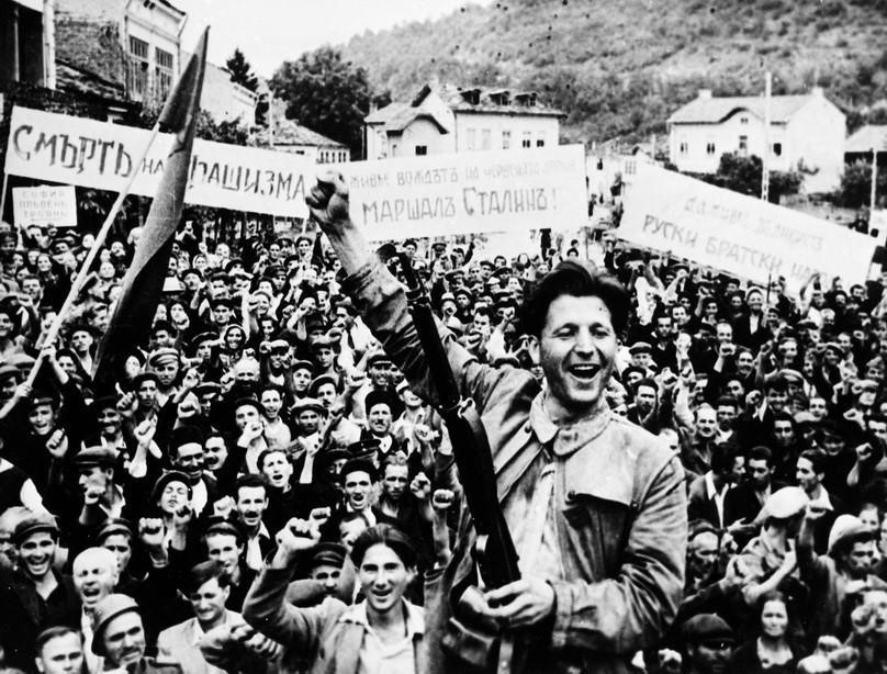 Жители города Ловеч (Болгария) приветствуют солдат Советской Красной Армии, вошедших для освобождения города (сентябрь 1944 г.). Фото: Международный архив/ВИА
