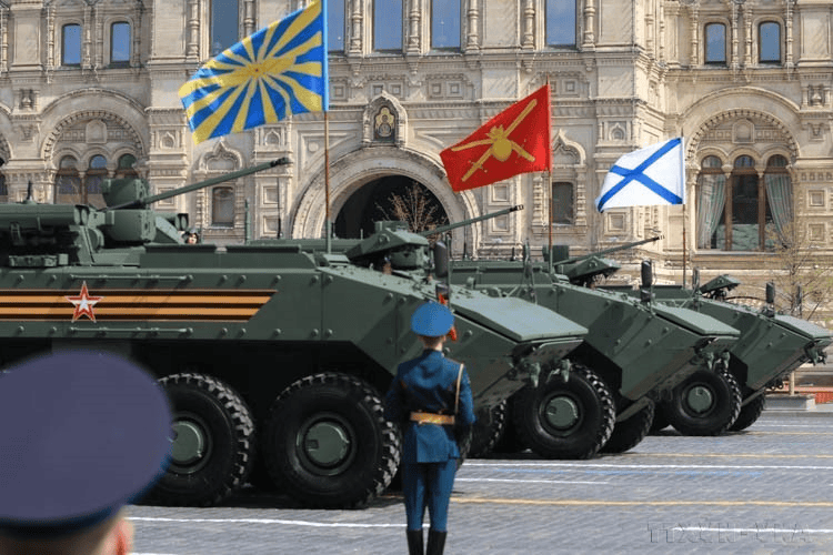 Колонна бронетехники «Бумеранг» с флагами Военно-морского флота, Сухопутных войск и ВВС завершает автомобильную часть генеральной репетиции парада Победы (Россия, 7 мая 2022 года). Фото: Чан Хиеу / ВИА