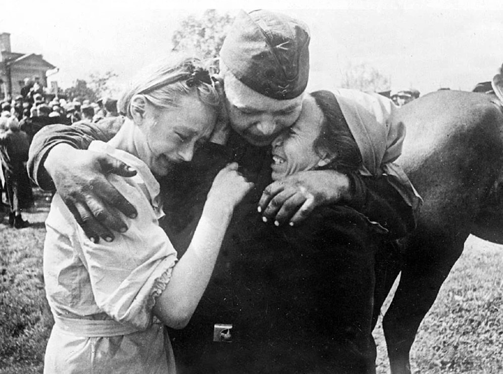 Встреча после Дня Победы, май 1945 года. Фото: Международный архив/ВИА