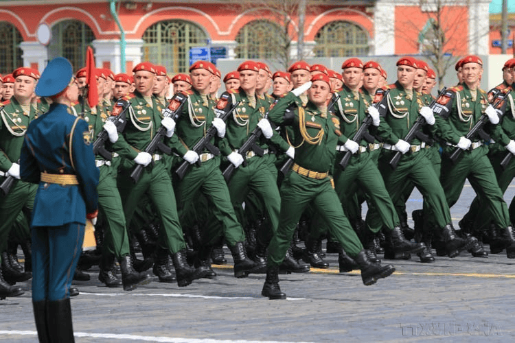 Солдаты проходят мимо трибуны во время Парада Победы, посвящённого 77-летию Победы над фашизмом (1945–2022), на Красной площади. Фото: Чан Хиеу / ВИА