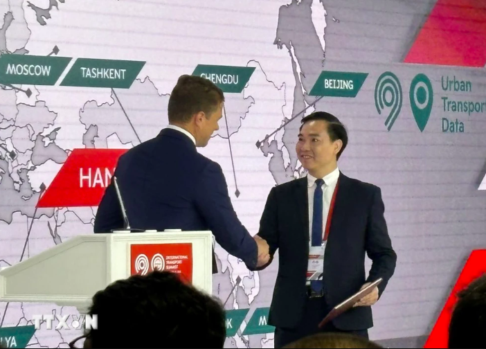 Директор Департамента транспорта Ханоя Чан Хуу Бао подписал совместное заявление об участии в проекте UrbanTransportData с директором Департамента транспорта и развития дорожно-транспортной инфраструктуры Москвы Максимом Ликсутовым. (Фото: Там Ханг/TTXVN)